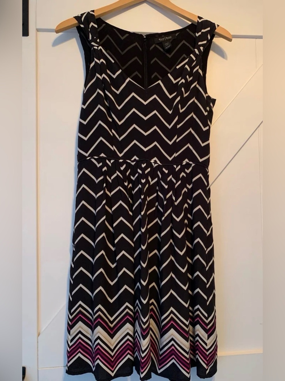 Sz 2 Silk White House Black Market Black,White and Pink Chevron Sleeveless Dress